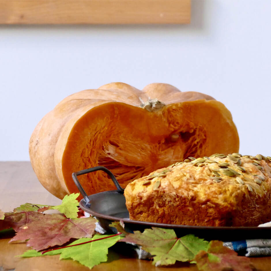 Pain à la citrouille rôtie, au fromage et aux noisettes